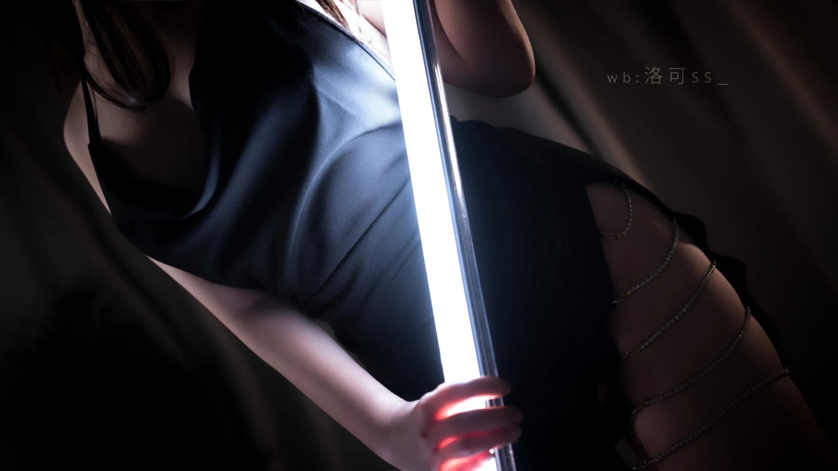 洛可ss – NO.03 光效黑吊带 [30P]插图